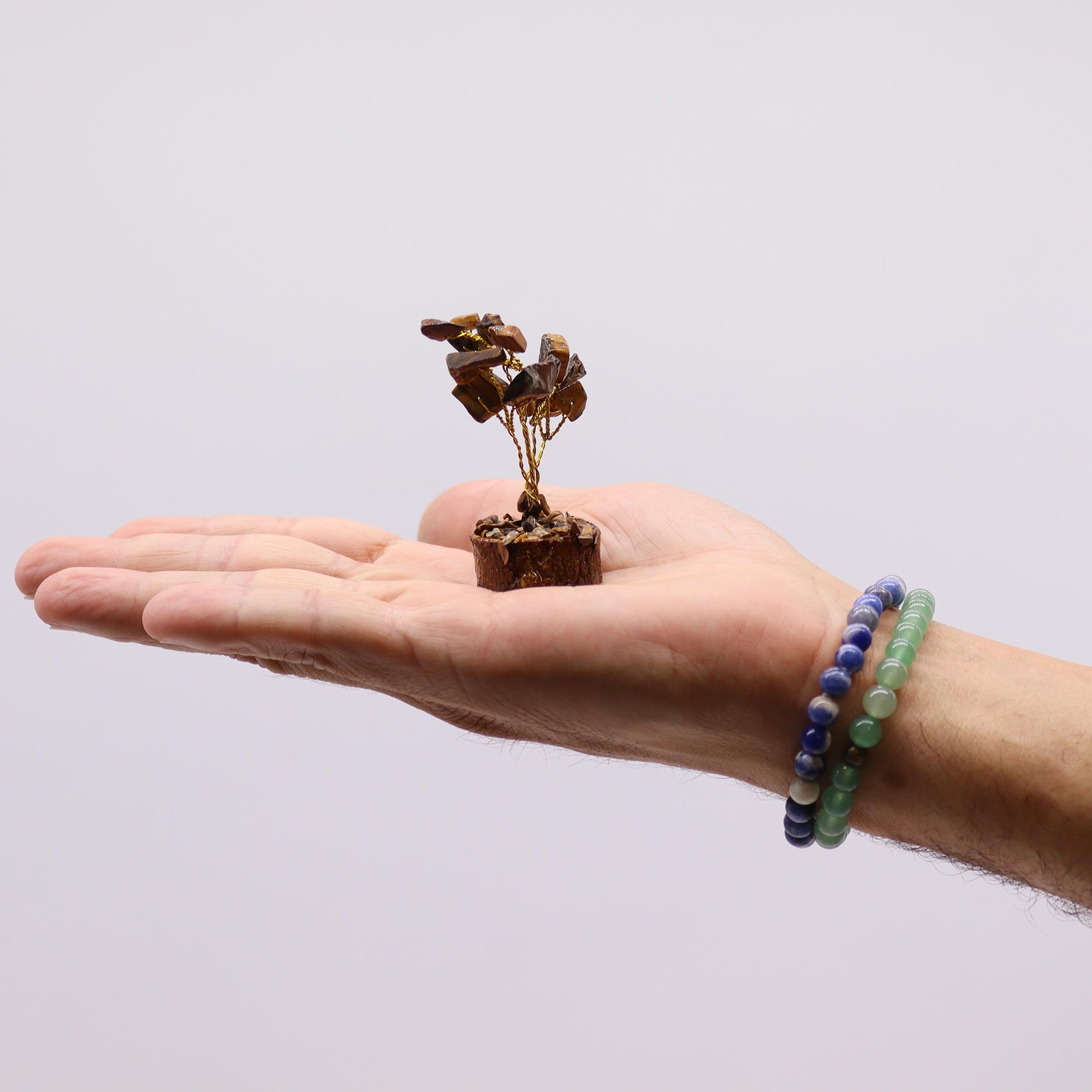 Ojo de Tigre: mini árbol de piedras doradas sobre base de madera, 15 gemas, ramas flexibles, 10–15 cm - Protección