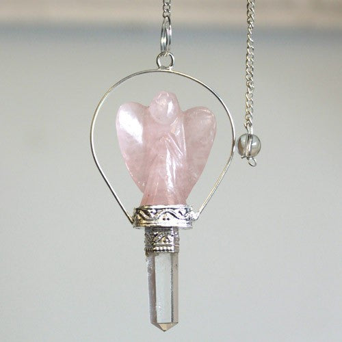 Péndulo Ángel de Cuarzo Rosa, cristal rosado con silueta angelical y cadena; ideal para amor y sanación - guía suave.