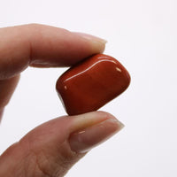 Jaspe Rojo: Piedras africanas pequeñas, jaspe rojo natural, piedra tumbada irregular; colores rojos - vitalidad y arraigo