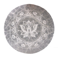 Placa de Carga de Selenita, 10 cm, grabado Flor de Loto; superficie translúcida - Purifica y recarga cristales.