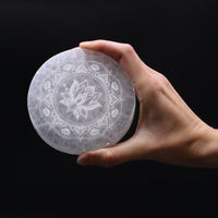 Placa de Carga de Selenita, 10 cm, grabado Flor de Loto; superficie translúcida - Purifica y recarga cristales.