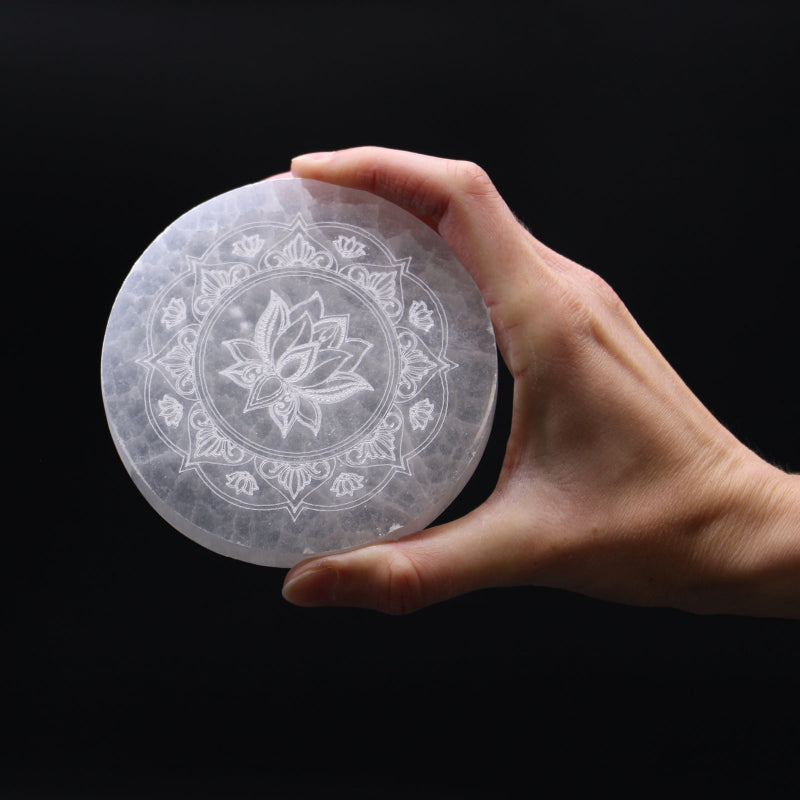 Placa de Carga de Selenita, 10 cm, grabado Flor de Loto; superficie translúcida - Purifica y recarga cristales.