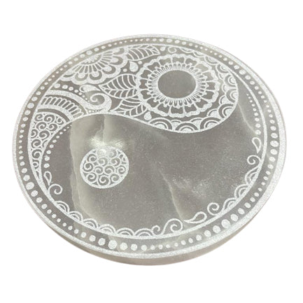 Placa de selenita circular 18 cm, translúcida, grabado Yin-Yang con mandalas; ideal para recargar cristales - equilibrio