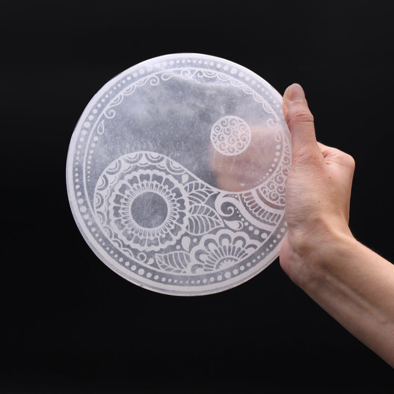 Placa de selenita circular 18 cm, translúcida, grabado Yin-Yang con mandalas; ideal para recargar cristales - equilibrio