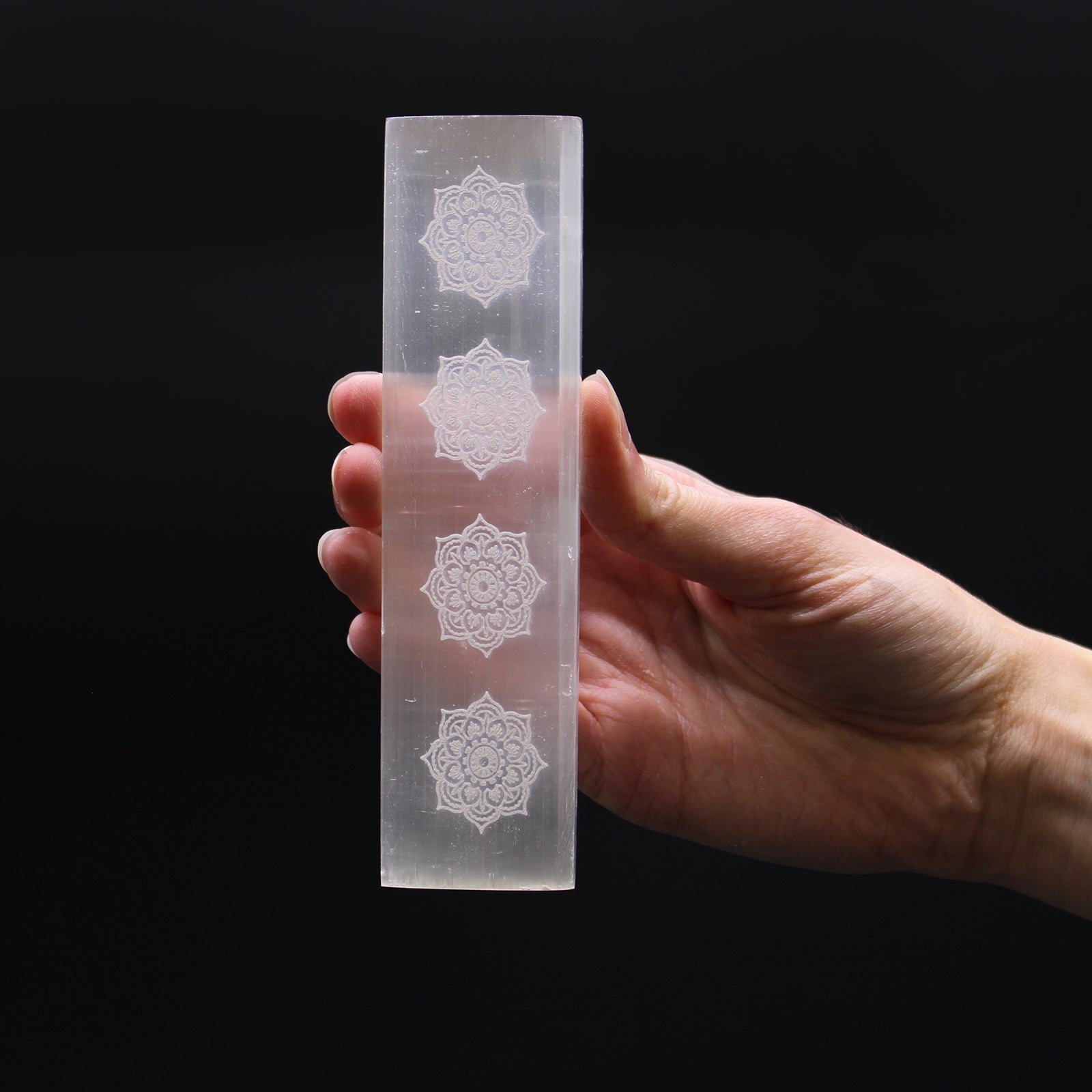 Placa de selenita plana: rectángulo de 15 cm, translúcida y grabada con mándalas - purificación y elevación de cristales