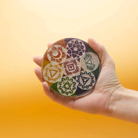 PortaIncienso disco en esteatita natural 10 cm, con Siete Chakras grabados; placa cargadora para equilibrio - armonía