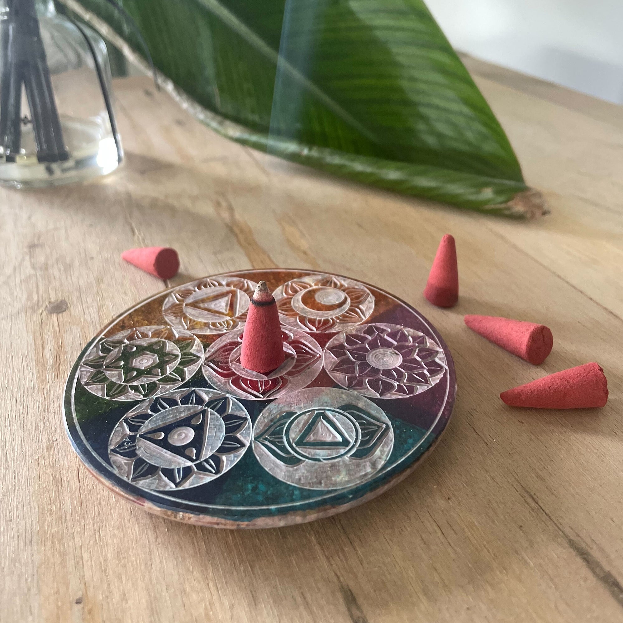 PortaIncienso disco en esteatita natural 10 cm, con Siete Chakras grabados; placa cargadora para equilibrio - armonía