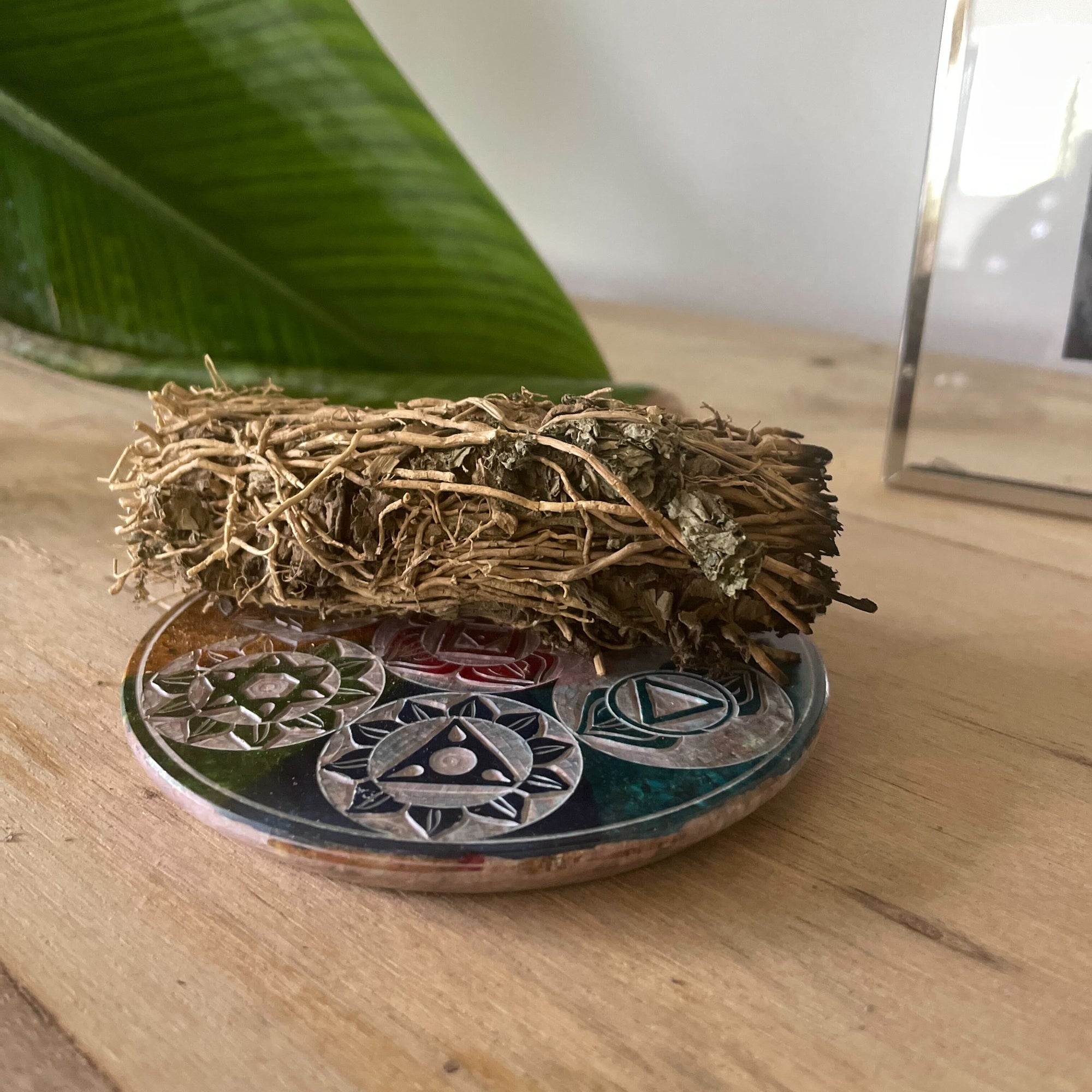 PortaIncienso disco en esteatita natural 10 cm, con Siete Chakras grabados; placa cargadora para equilibrio - armonía