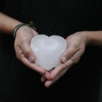 Portavelas de selenita en forma de corazón, 9×8×5 cm, blanco translúcido - emite luz cálida que purifica y armoniza ambiente