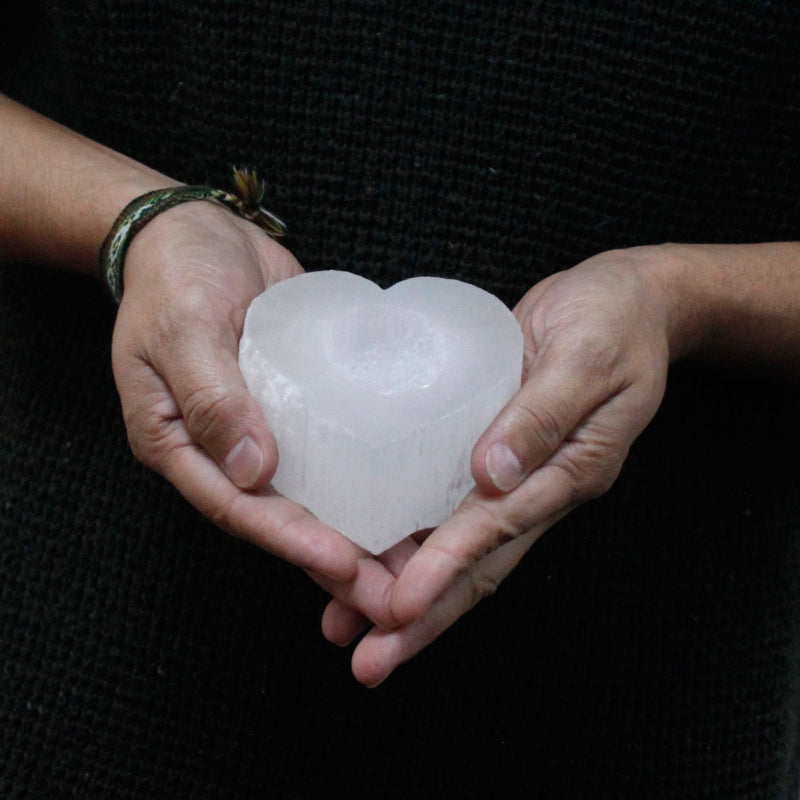 Portavelas de selenita en forma de corazón, 9×8×5 cm, blanco translúcido - emite luz cálida que purifica y armoniza ambiente
