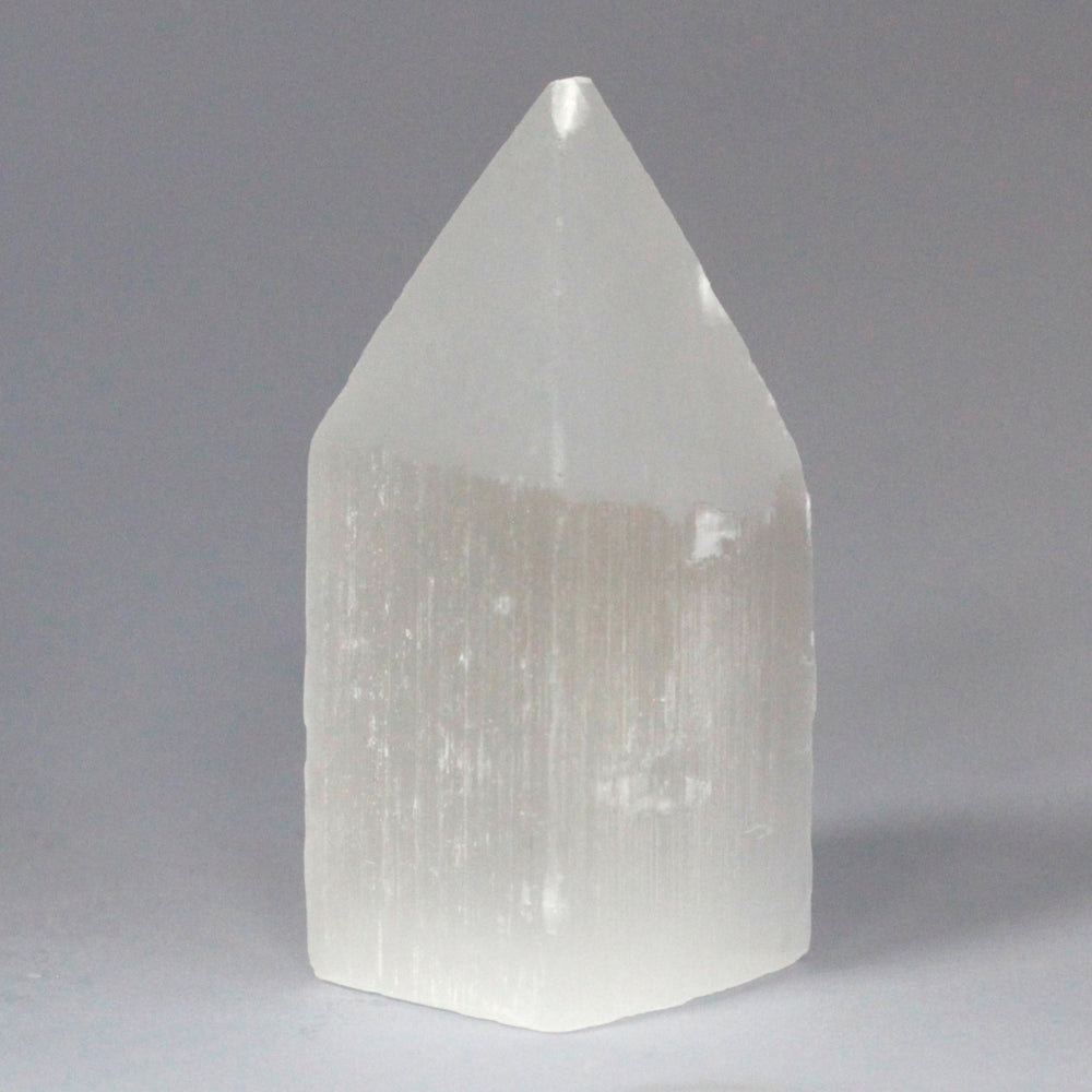 Punta de selenita blanca, tallada en forma afilada, translúcida y luminosa - purificación, claridad y protección energética
