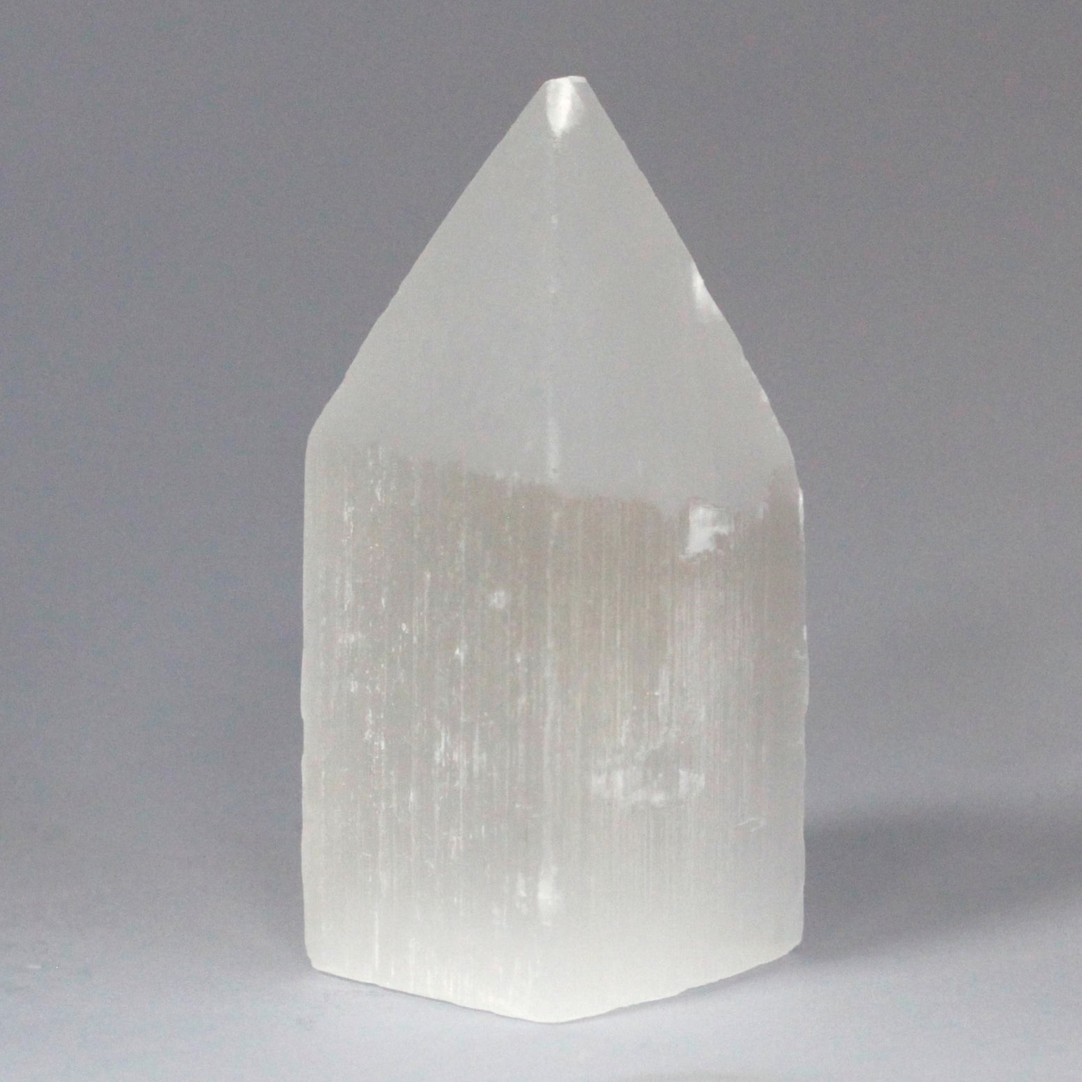 Punta de selenita blanca, tallada en forma afilada, translúcida y luminosa - purificación, claridad y protección energética