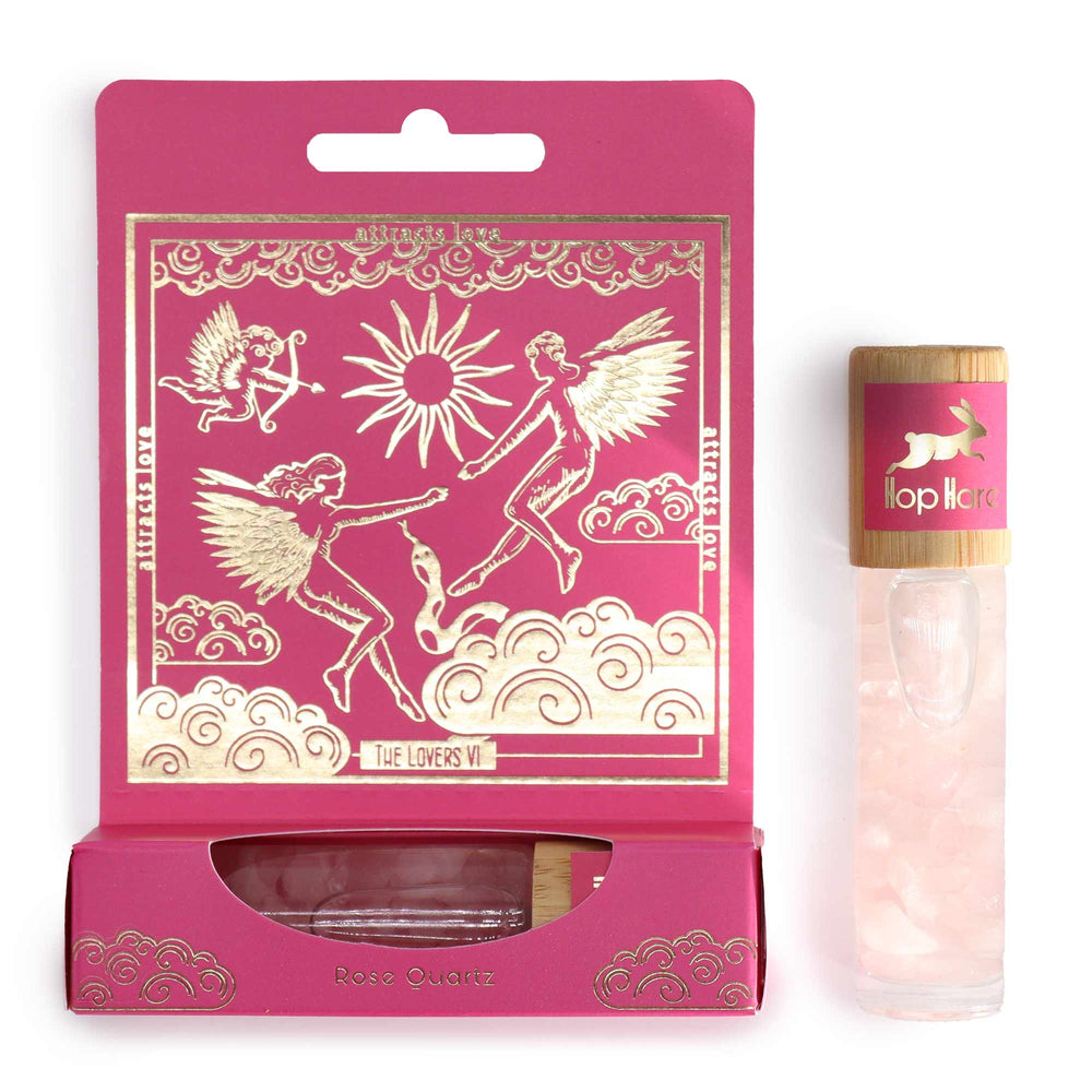 Roll-On de Cuarzo Rosa: frasco de 10 ml con esfera, piedras rosas y tapa de bambú; compacto - amor y armonía