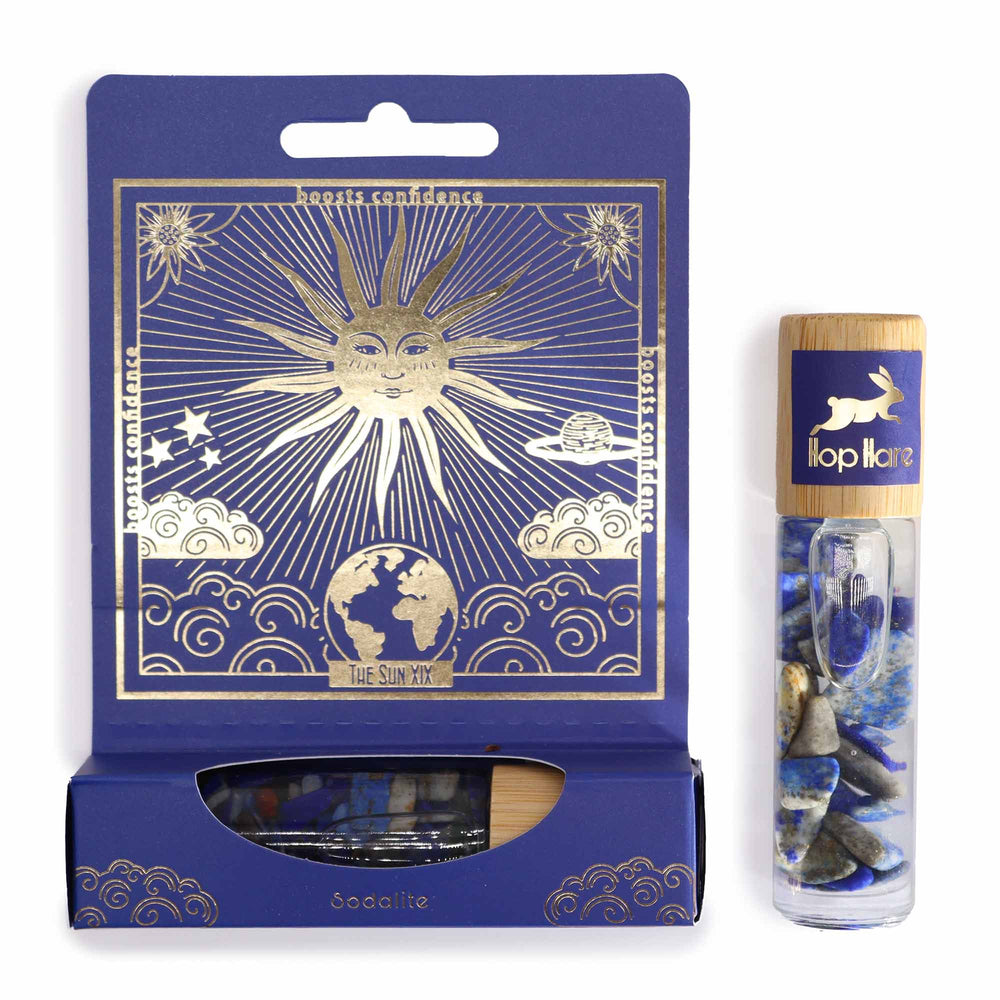 Roll-On de sodalita El Sol: frasco 10 ml con piedras de sodalita, esfera y tapa de bambú, color azul - Confianza y claridad