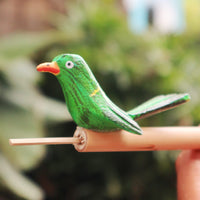 Silbato para pájaros de madera, acabado natural, pajaro verde, formato cilíndrico - favorece armonía y bienestar