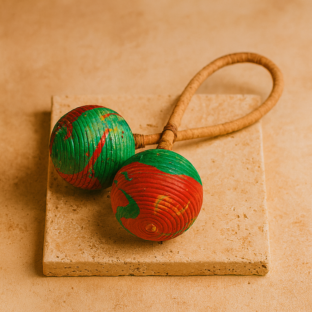 Sonajero Maracas de Doble Giro: doble esfera en fibras naturales y cáscaras, rojo y verde - ofrece ritmo y calma.