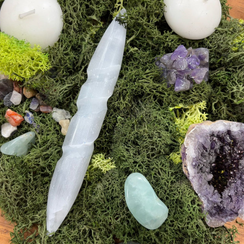 Varita de selenita, espiral en cristal translúcido de 16 cm; extremos punta o redondeados - purificación y elevación espiritual