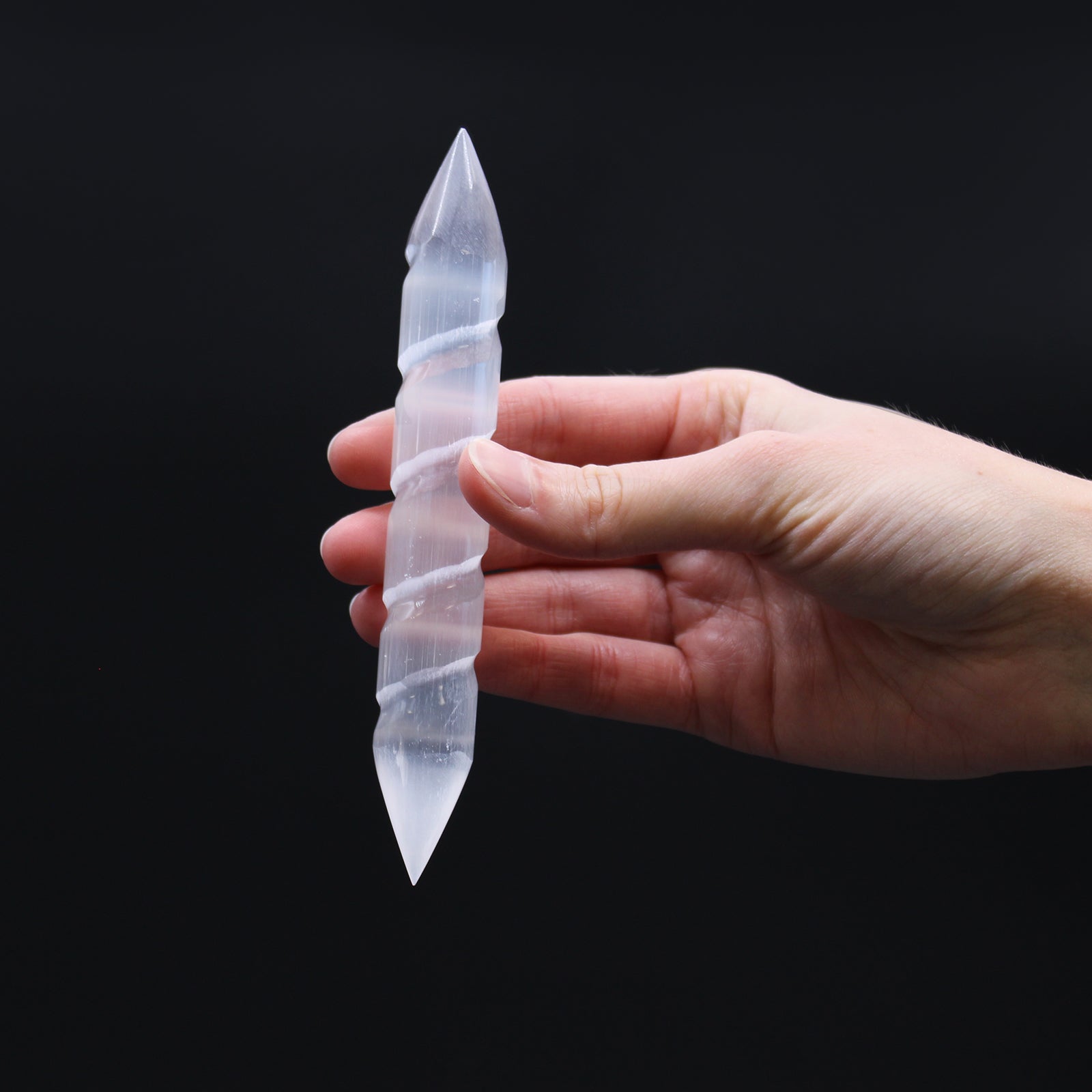 Varita de selenita, espiral en cristal translúcido de 16 cm; extremos punta o redondeados - purificación y elevación espiritual