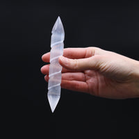 Varita de selenita, espiral en cristal translúcido de 16 cm; extremos punta o redondeados - purificación y elevación espiritual