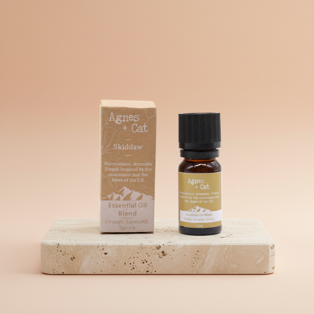 Mezcla de aceites esenciales en caja Skiddaw: tres frascos claros de naranja, lavanda y abeto - alivia estrés y eleva ánimo