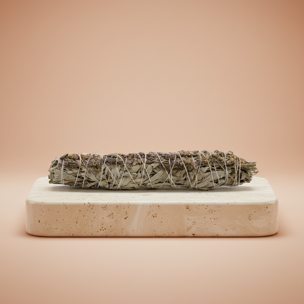 Salvia blanca y lavanda en atado de 22.5 cm con envoltorio kraft, hierba aromática visible - para purificar el ambiente