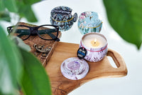 Vela artística de hojalata en lata decorativa impresa con etiqueta, 120 g, aroma a peonía - quema limpia y ecológica