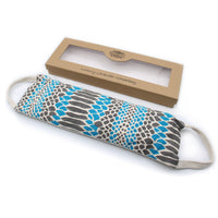 Bolsa de trigo en caja de regalo: tela con lavanda, asas de cuerda que sobresalen - calor terapéutico y relajación.