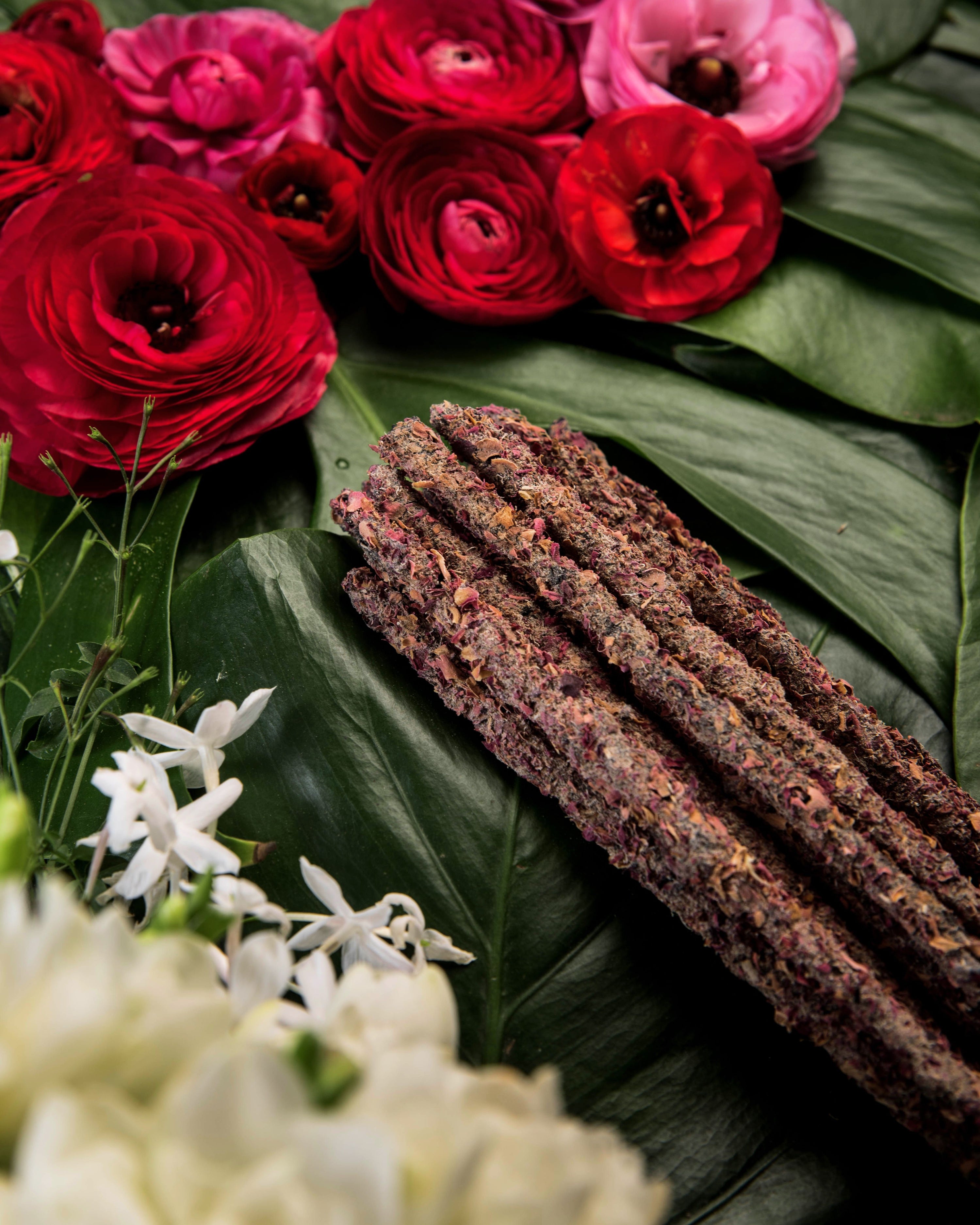 Incienso botánico de jazmín y rosas rojas: sahumerio grueso, flores y resinas naturales- favorece relajación y armonía