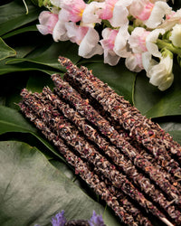 Incienso Botánico Lavanda y Rosas en sahumerio crema, aroma suave fusiona lavanda y rosas para serenidad - relaja