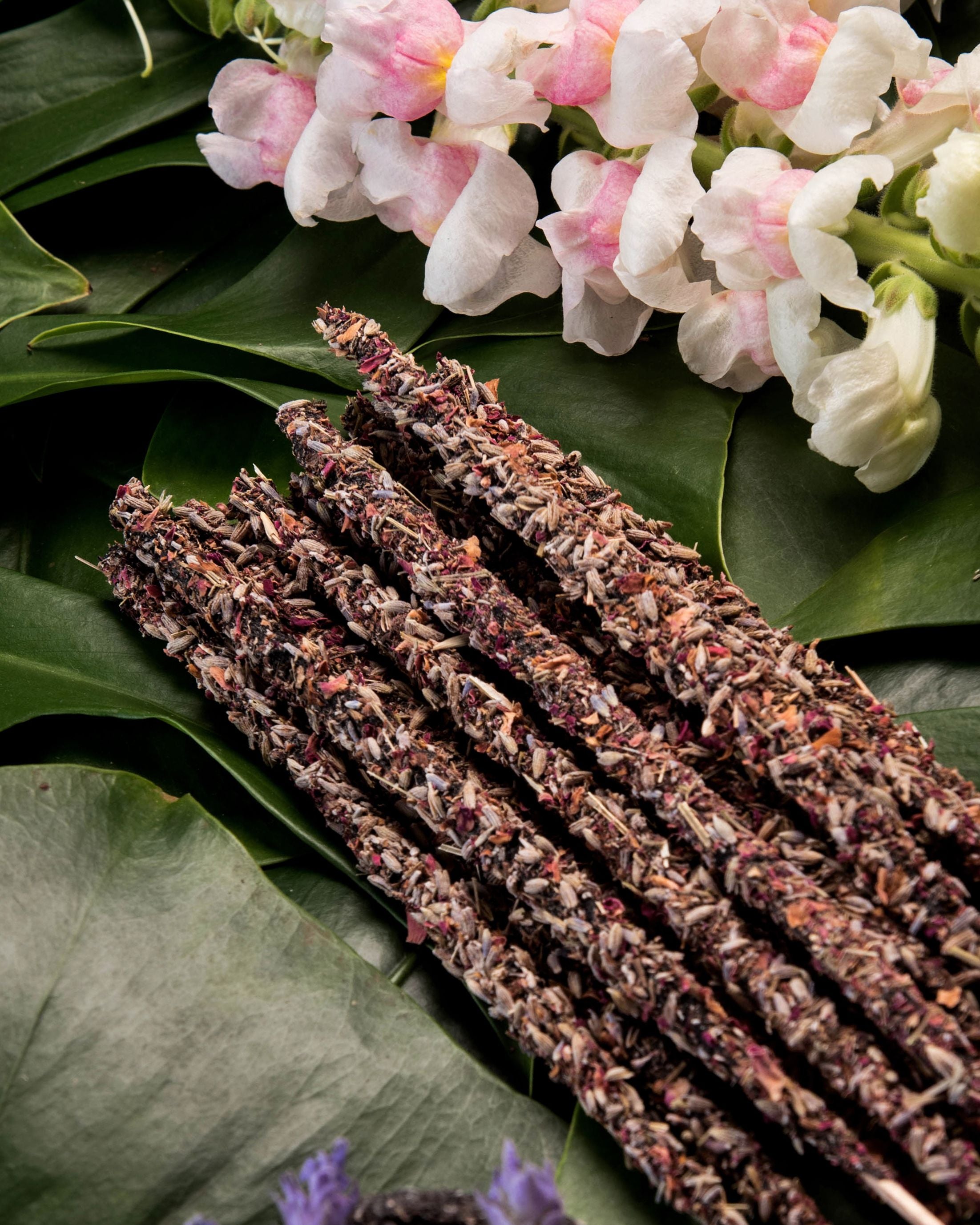 Incienso Botánico Lavanda y Rosas en sahumerio crema, aroma suave fusiona lavanda y rosas para serenidad - relaja
