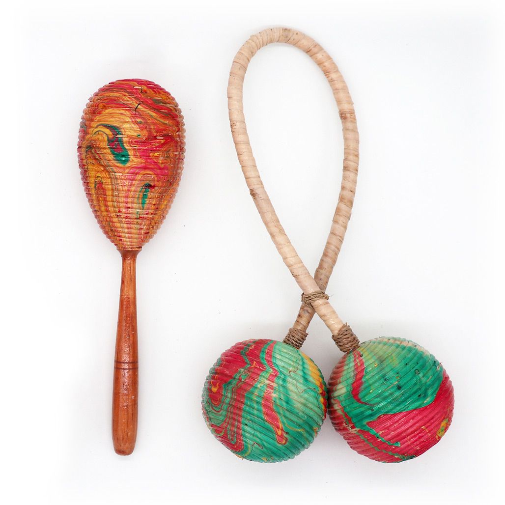 Sonajero Maracas de Doble Giro: doble esfera en fibras naturales y cáscaras, rojo y verde - ofrece ritmo y calma.