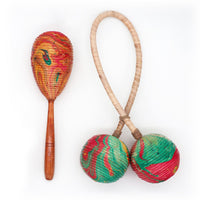Sonajero Maracas de Doble Giro: doble esfera en fibras naturales y cáscaras, rojo y verde - ofrece ritmo y calma.