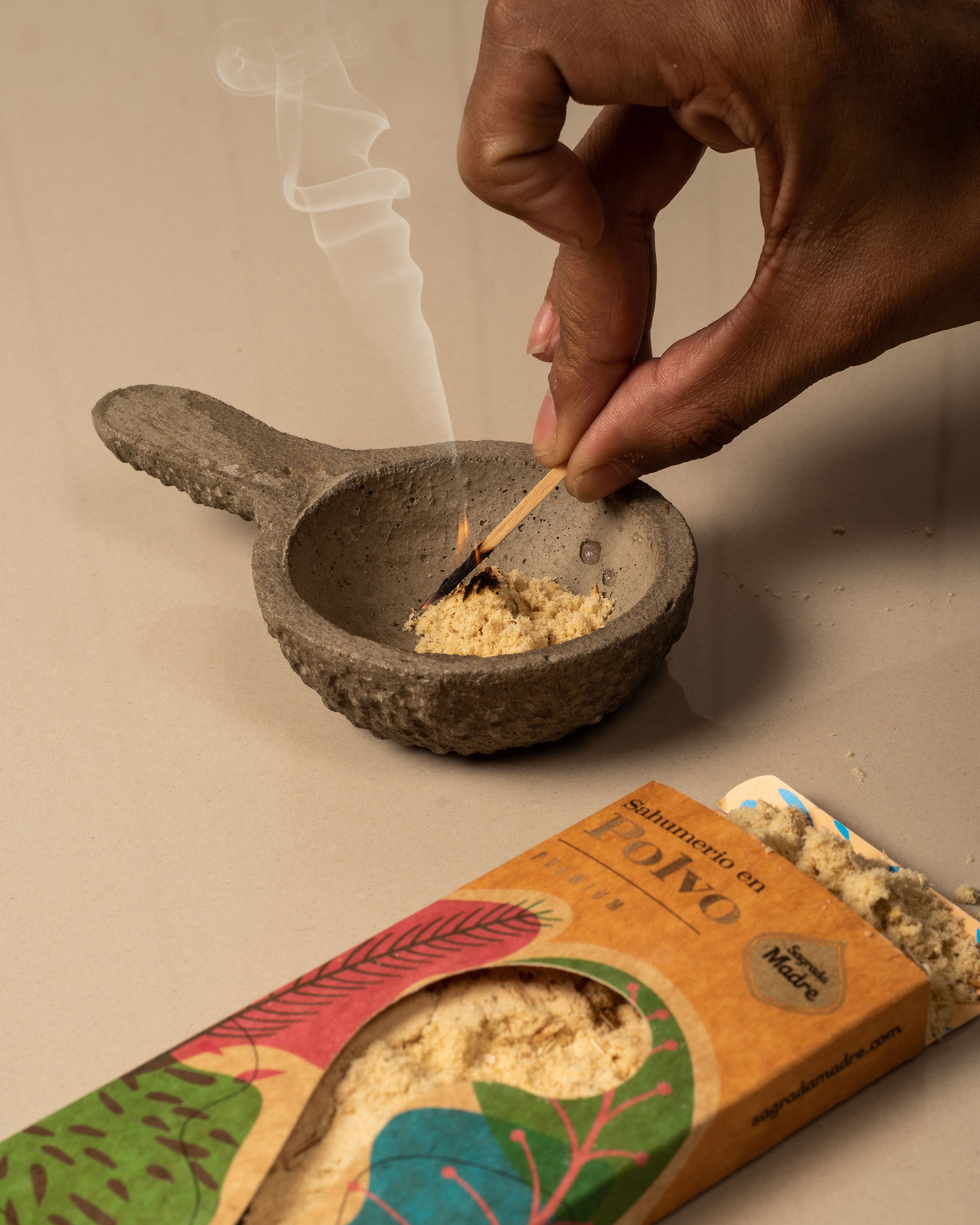 Incienso en Polvo de Jazmín con Manzanilla, polvo de 60 g para defumar - favorece optimismo y paz interior
