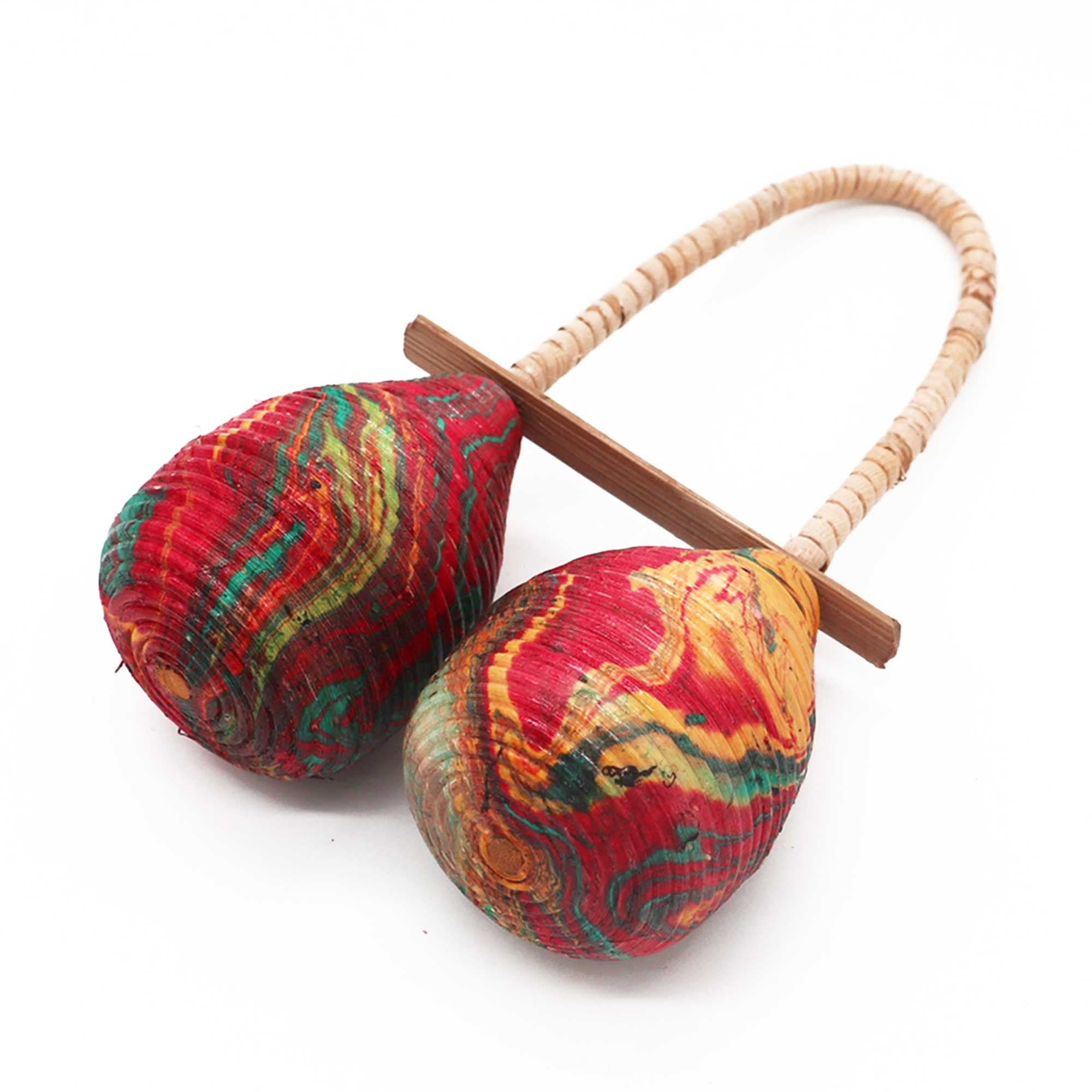 Sonajero Maracas Doble Lazo: dos cabezas en lágrima, fibras vegetales y colores rojo, verde y amarillo; asa de tela - ritmo.