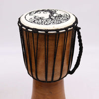Djembe 40 cm hecho a mano, madera natural con parche decorado con Árbol de la Vida, tono profundo - conexión y enraizamiento