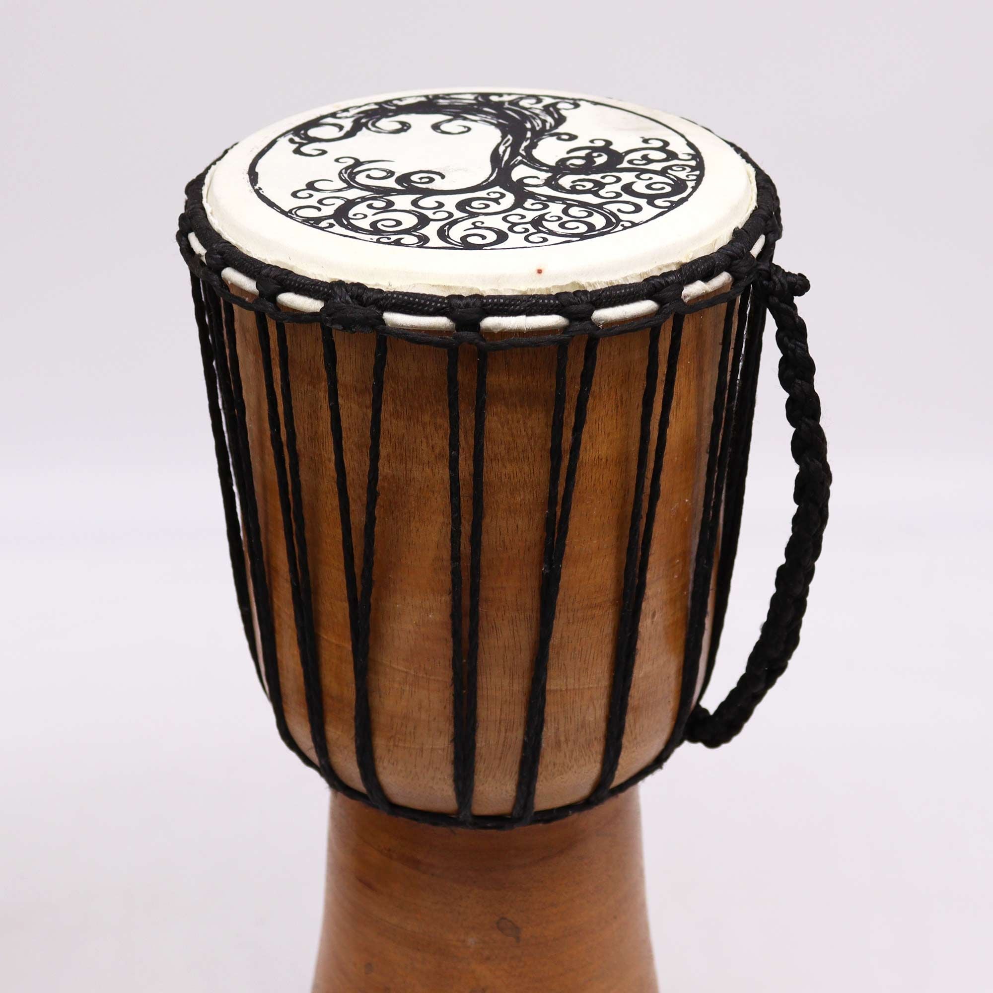 Djembe 40 cm hecho a mano, madera natural con parche decorado con Árbol de la Vida, tono profundo - conexión y enraizamiento