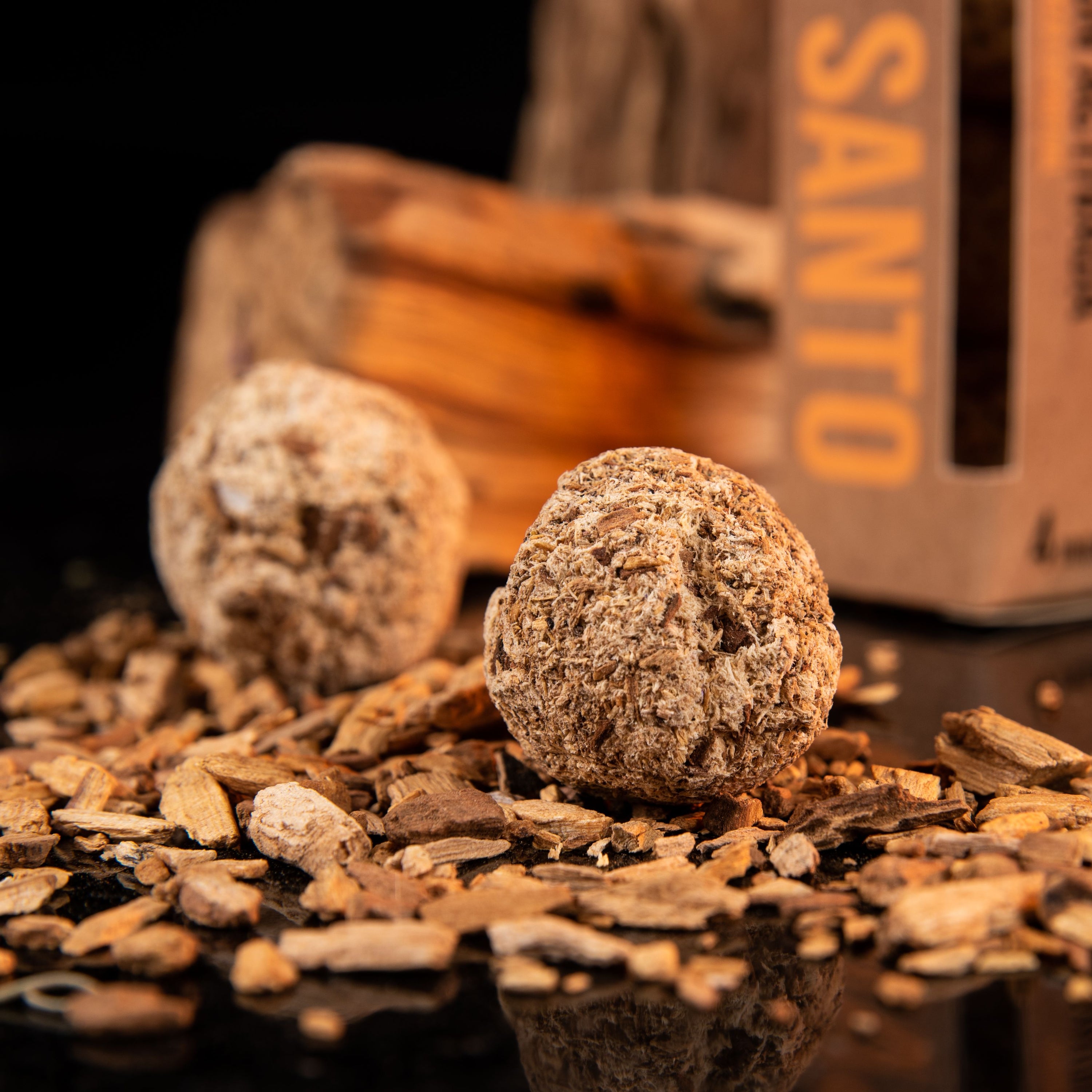 Palo Santo: Caja de 4 bombitas de defumación - esferas aromáticas para limpieza energética, purificación y equilibrio.