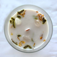 Vela perfumada jazmín con cuarzo cristalino incrustado, cilindro translúcido, blanco, armonía - equilibrio espiritual