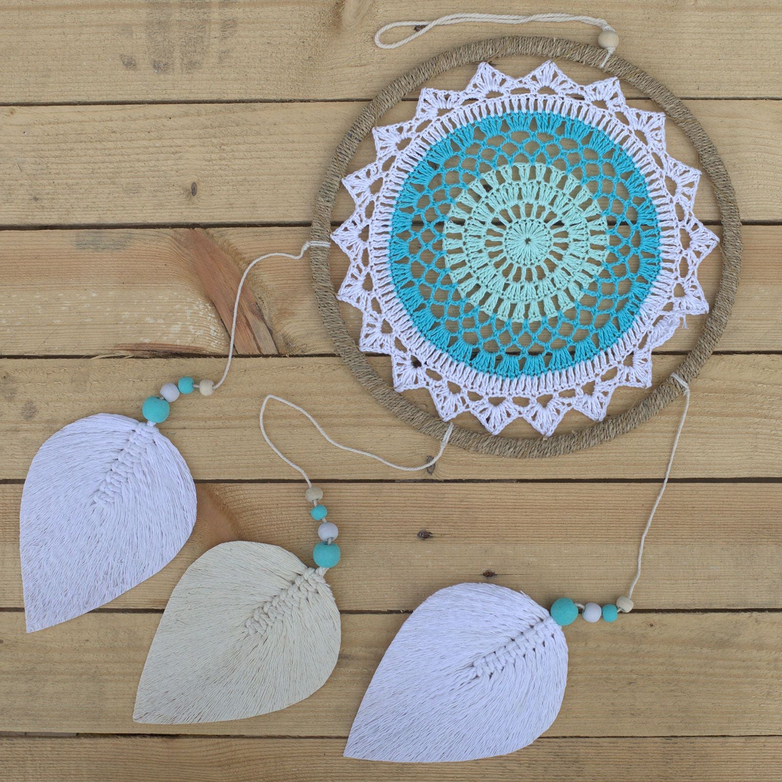 Atrapasueños turquesa mediano: aro envuelto en cuerda natural; tejido crochet blanco y turquesa - calma y protección