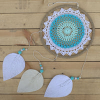 Atrapasueños turquesa mediano: aro envuelto en cuerda natural; tejido crochet blanco y turquesa - calma y protección