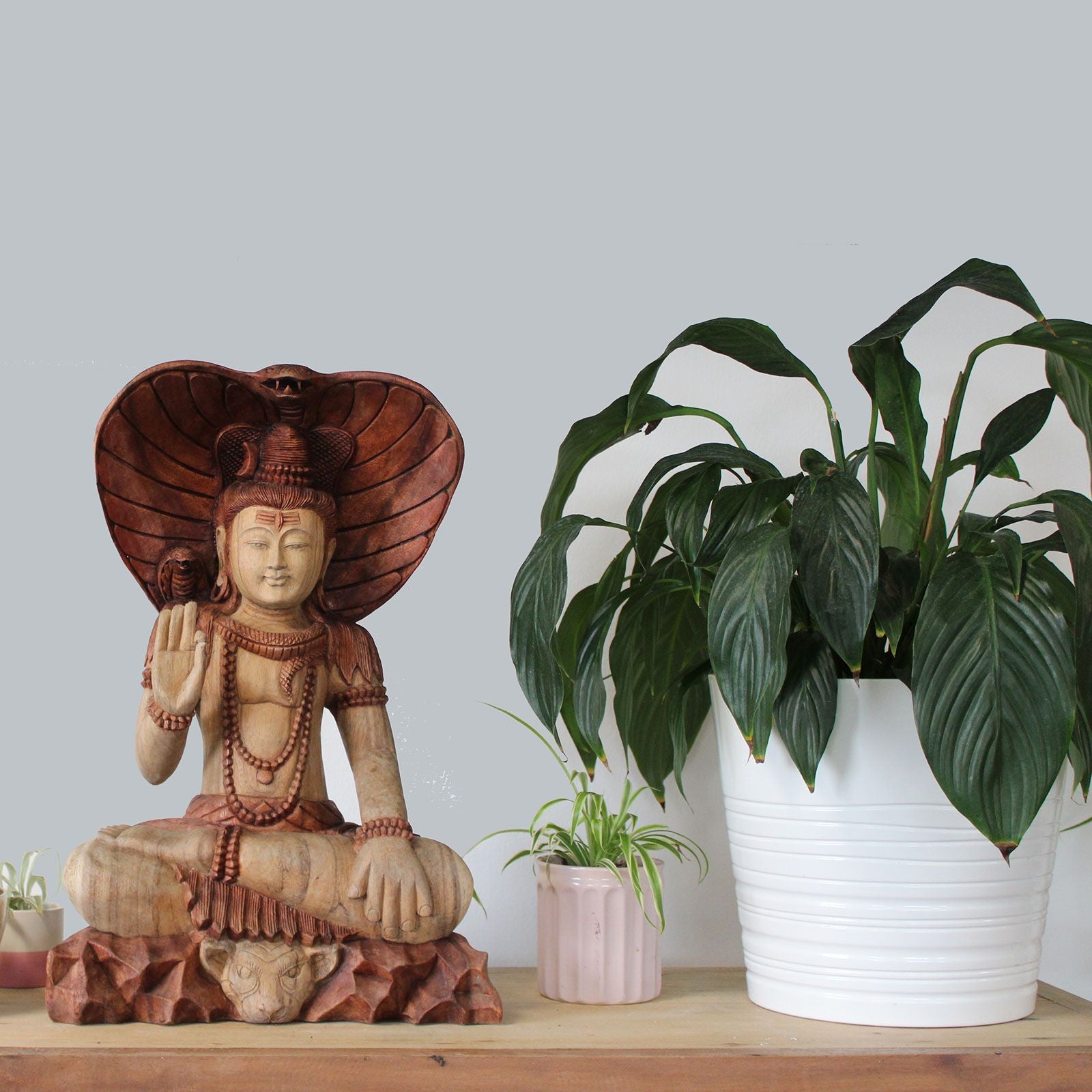 Shiva con Cobra: estatua de madera de 50 cm, cobra en cuello, acabado natural. - favorece un ambiente sereno y equilibrado.