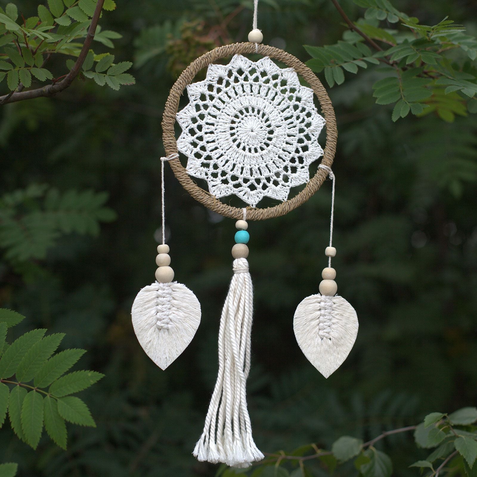 Atrapasueños Mediano: aro de cuerda natural, tejido blanco y cuentas de madera; Boho rústico para dormitorio - aporta calma.
