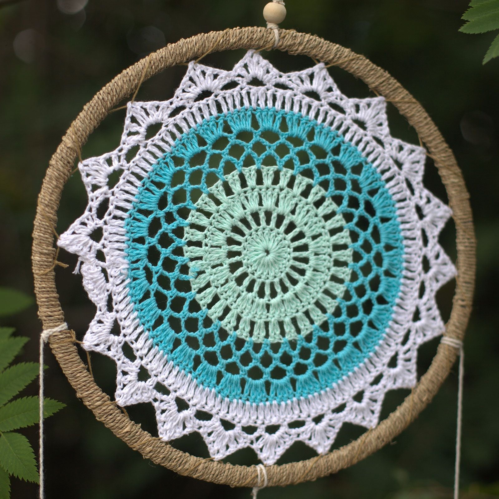 Atrapasueños turquesa mediano: aro envuelto en cuerda natural; tejido crochet blanco y turquesa - calma y protección