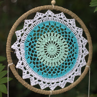 Atrapasueños turquesa mediano: aro envuelto en cuerda natural; tejido crochet blanco y turquesa - calma y protección