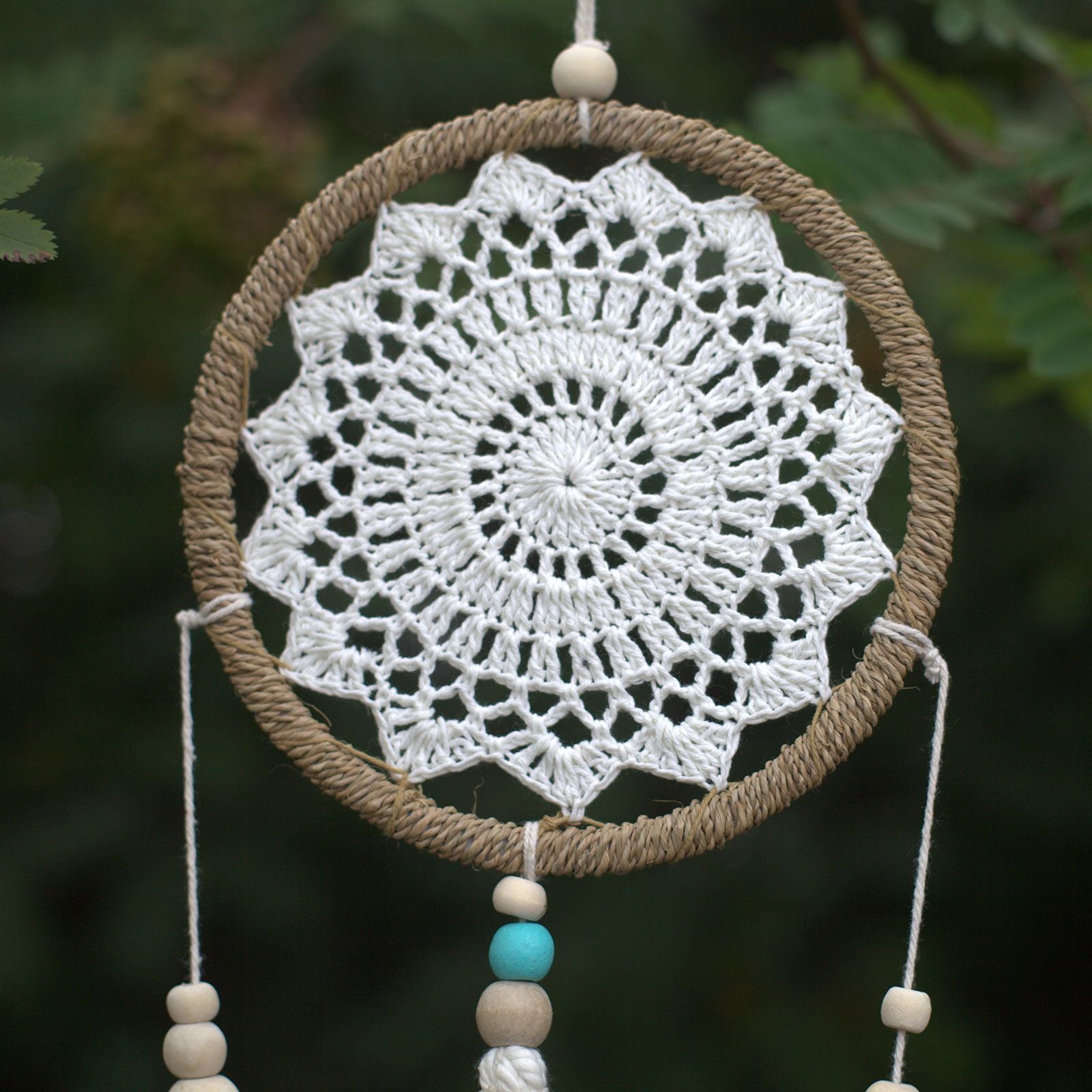 Atrapasueños Mediano: aro de cuerda natural, tejido blanco y cuentas de madera; Boho rústico para dormitorio - aporta calma.