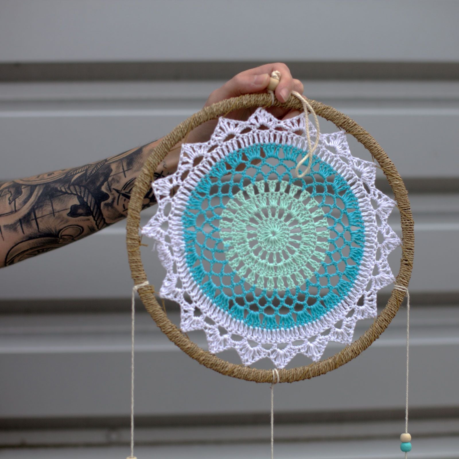 Atrapasueños turquesa mediano: aro envuelto en cuerda natural; tejido crochet blanco y turquesa - calma y protección