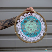 Atrapasueños turquesa mediano: aro envuelto en cuerda natural; tejido crochet blanco y turquesa - calma y protección