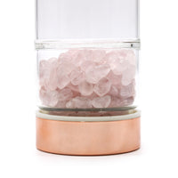 Botella de cristal para té con infusor y base de cuarzo rosa, acabado oro rosado, 500 ml - hidrata, calma y amor propio