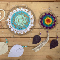 Atrapasueños turquesa mediano: aro envuelto en cuerda natural; tejido crochet blanco y turquesa - calma y protección