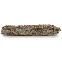 Salvia blanca y lavanda en atado de 22.5 cm con envoltorio kraft, hierba aromática visible - para purificar el ambiente